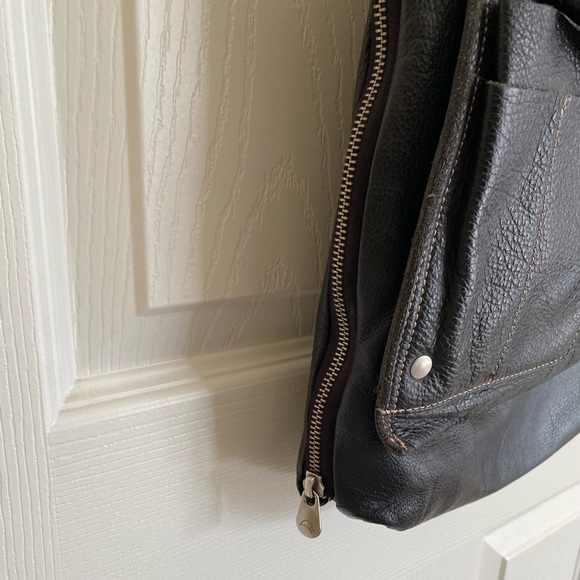 Mandarina Duck Leather Crossbody Bag - Picture 6 of 14